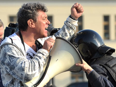 Хиляди на шествие в Москва, за да отбележат годишнина от убийството на критика на Кремъл Немцов